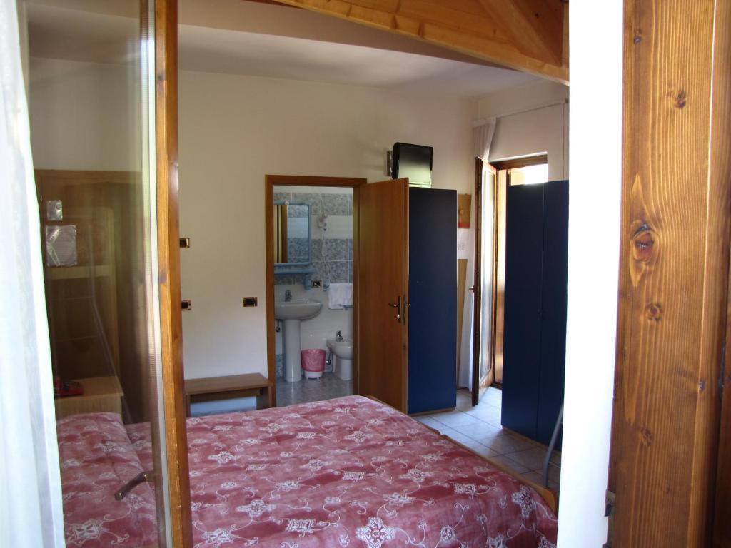 Hotel Serena Dimaro Quarto foto