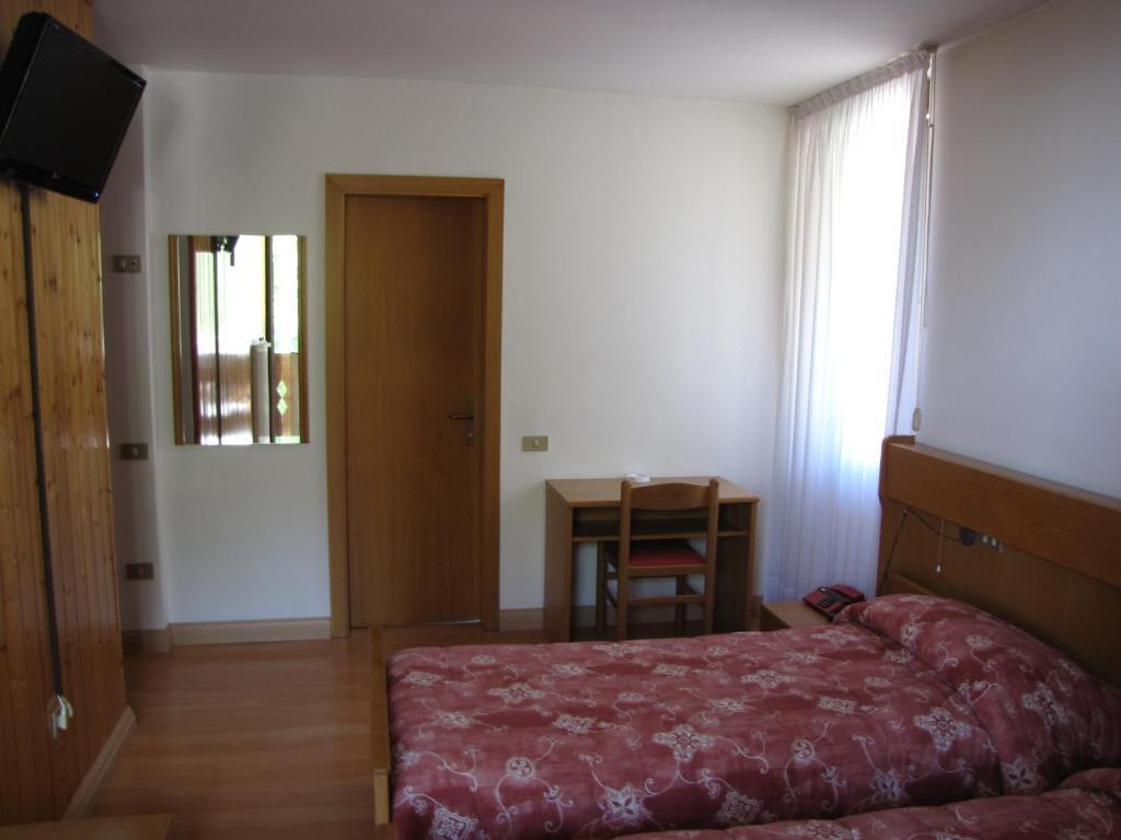 Hotel Serena Dimaro Quarto foto